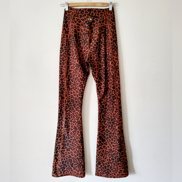 Spiritual Gangsta Bombshell Dream Tech Flare Leopard Print Leggings Size M - Picture 7 of 14